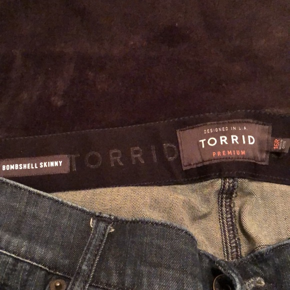 Bombshells - Picture 2 of 4